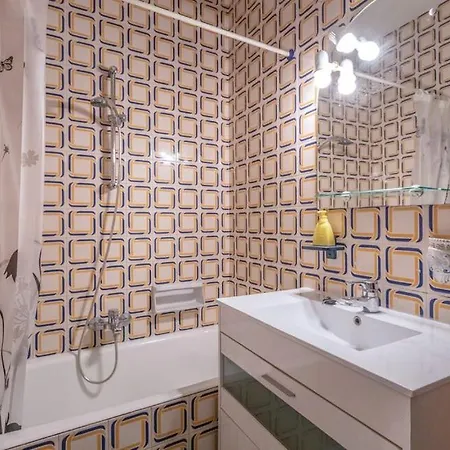 Suria 8 People Willa