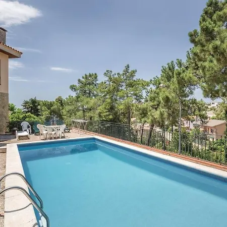 Willa Suria 8 People