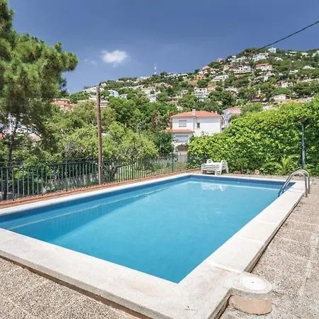 Willa Suria 8 People