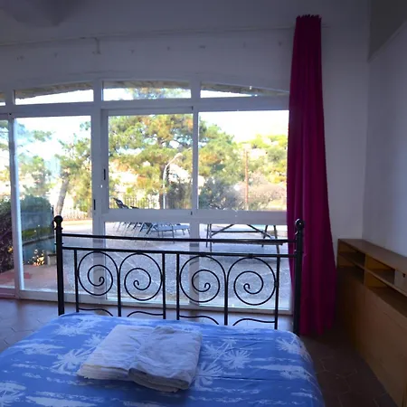 Willa Suria 8 People