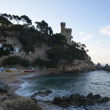 Suria 8 People Villa *