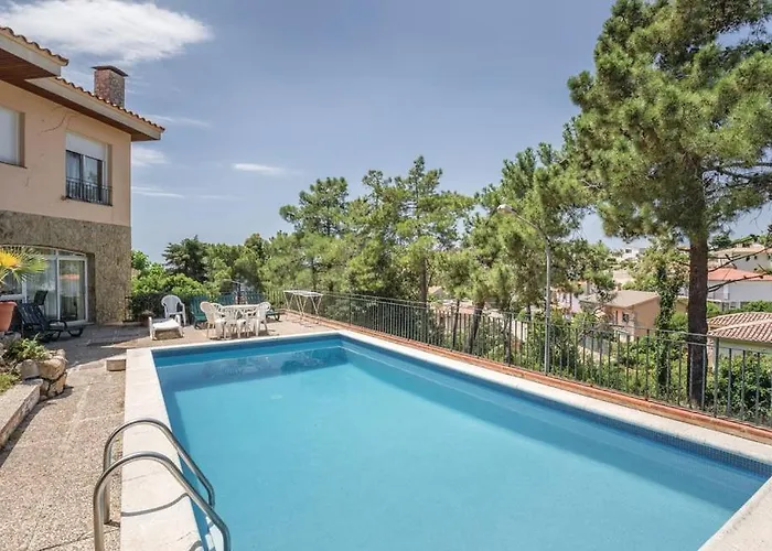 빌라 Suria 8 People